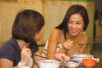 Thu Minh, Xuân Lan, Hà Anh la cà ăn vặt