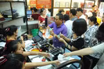 Chùm ảnh: Ngày làm việc toát mồ hôi của nhân viên phố vàng