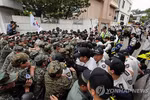 Nạn nhân chất độc da cam bao vây nhà cựu Tổng thống Hàn Quốc