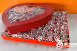Dùng tiền mặt gấp 999 đóa hồng cầu hôn vì bố mẹ bạn gái thách
