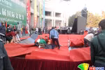 Sinh viên nhảy sập sân khấu vì điệu Gangnam Style