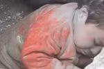 Video: Tay không giải cứu em bé Syria bị chôn vùi trong đống đổ nát