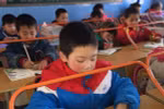 Trường học Trung Quốc sử dụng bàn học chống cận thị cho học sinh