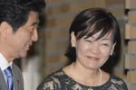 Vợ Thủ tướng Shinzo Abe: Dù bận rộn ông vẫn giúp vợ làm việc nhà