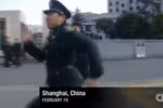 Video: Lính Trung Quốc rượt đuổi phóng viên CNN "quay trộm" ổ hacker 