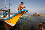 Trung Quốc "xua đuổi" tàu cá Philippines khỏi Scarborough