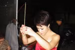 Uyên Linh... thắp hương vái tứ phương