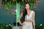 Ngô Thanh Vân lộ vòng eo nõn nà