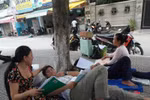 TP.HCM: Thí sinh nằm trên vỉa hè… ôn bài môn Vật lý