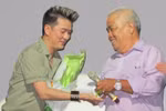 Mr Đàm tặng 70 triệu đồng cho nghệ sĩ già đón Tết
