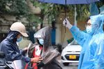 Học sinh Hà Nội tiếp tục ngày thi thứ 2 trong mưa lớn