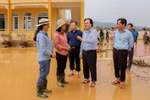 Bộ trưởng Phùng Xuân Nhạ thăm, động viên thầy trò vùng lũ miền Trung 