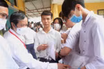 Bộ trưởng Nguyễn Kim Sơn động viên thí sinh, giáo viên