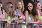 Selena Gomez tiếp tục 'trác táng': Áo tắm, nhảy trên ban công!