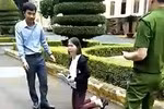 Vì sao cô giáo Hoa Anh phải quỳ dâng đơn lên lãnh đạo tỉnh?