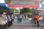 Đội tình nguyện chào đón những thí sinh ra đầu tiên (Ảnh: Phan Tuyết)
