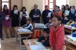 Bức ảnh giáo viên dự giờ vây kín học sinh nhận được nhiều lượt "like" và chia sẻ trên mạng xã hội Facebook.