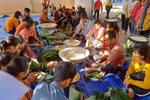 Thầy trò Trường Bế Văn Đàn tất bật nấu bánh chưng tặng học sinh vui Tết