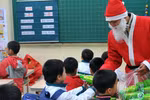 Có nên để ông già Noel vào trường tặng quà cho học sinh?