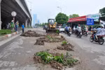 Hà Nội: Bùn đổ ra đường giữa đêm khuya, giao thông gặp nhiều khó khăn
