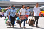 Kết thúc môn thi cuối, hàng ngàn sĩ tử lại hối hả về quê