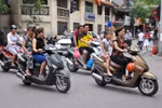 Hà Nội: Người dân thản nhiên vi phạm giao thông ở trên khu vực phố cổ