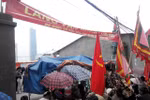 Người dân Mễ Trì vẫn lập bàn thờ, căng biển làng văn hóa để đòi đường
