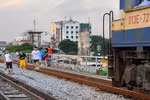 Người dân thản nhiên vui chơi trên đường tàu, đùa giỡn với "Tử thần"