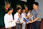 Báo Giáo dục Việt Nam trao tặng học bổng cho học sinh nghèo vượt khó