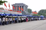 Ảnh: Hàng vạn người về Lăng viếng Chủ tịch Hồ Chí Minh