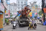 Hà Nội: Xe bơm bê tông kéo gãy cột điện gây ùn tắc giao thông
