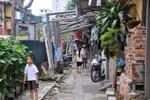 Cận cảnh "ma trận" ống nước thải chảy trên đầu người dân