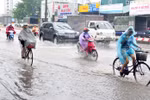 Ảnh: TP Hà Nội có mưa to, các tuyến phố bị ngập úng