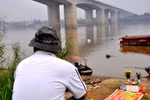 Hơn 10 ngày nay, người dân vẫn kéo đến ngóng tin tìm thi thể chị Huyền