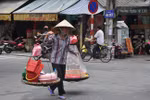 Ngược xuôi gánh hàng rong trên phố