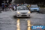 Video: Nguy hiểm từ điểm ngập úng trước ngã tư gần cầu Mai Dịch