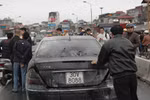 Hà Nội: Xe Mercedes bốc cháy trên cầu Chương Dương