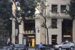 Cửa hàng Gucci thanh toán bằng ngoại tệ bị phạt 75 triệu đồng 