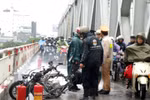 Xe ga cháy trơ khung trong mưa bão, cầu Chương Dương ùn tắc