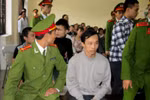 Ảnh: Sát thủ gài mìn giết chị dâu ngó lơ trong tiếng la hét đòi xử tử