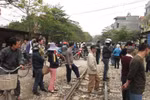 Hà Nội: Cố vượt tàu hoả, chồng bị nghiến nát chân, vợ bị thương nặng