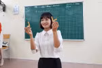 Cô Hoa sáng tạo dùng lá cây khô đưa vào tiết dạy mỹ thuật