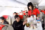 Hành khách than phiền vé bay Vietjet Air không rẻ, dịch vụ "xô bồ"