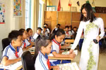 Vì nhiệt tình, yêu thương trò mà giáo viên phải lạy phụ huynh và bồi thường sao?