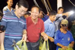Bộ trưởng Trương Minh Tuấn mua cá, ăn cá biển hấp ngay tại cảng Nhật Lệ