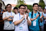 Cả gia đình ôm nhau trong niềm vui vỡ òa khi con giành Huy chương Vàng Olympic