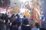 Leo núi Thần Đinh lấy “nước thánh”