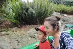 Jennifer Phạm xinh tươi đưa con đi chơi công viên