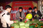 Những "cô cậu Lang Liêu" gói bánh chưng tặng bạn nghèo dịp Tết