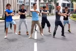Nhóm thanh niên dùng Gangnam Style 'đại náo' đường phố